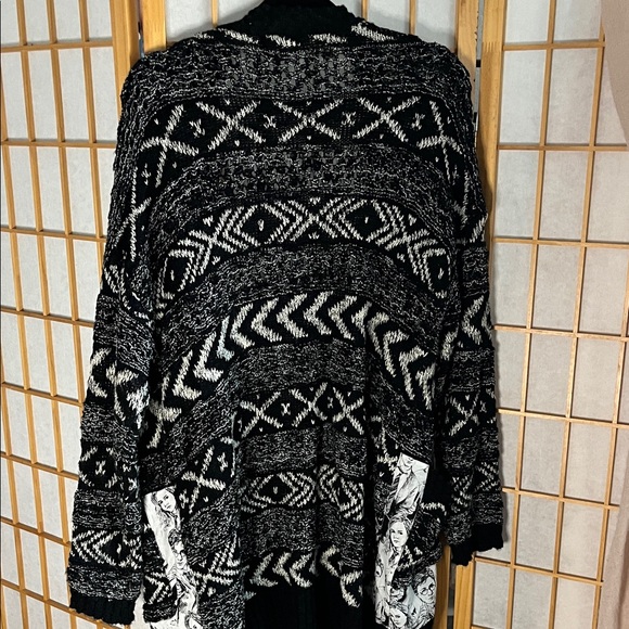 Catch One Black and White Patterned Cardigan - Picture 5 of 5